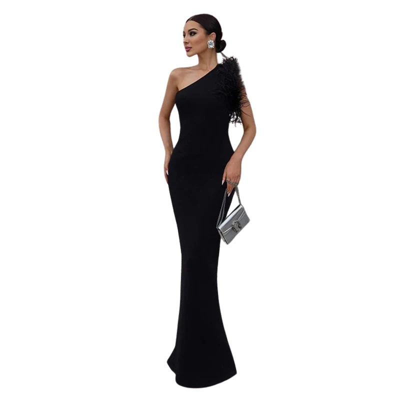 Robe longue asymétrique sans manches à une épaule