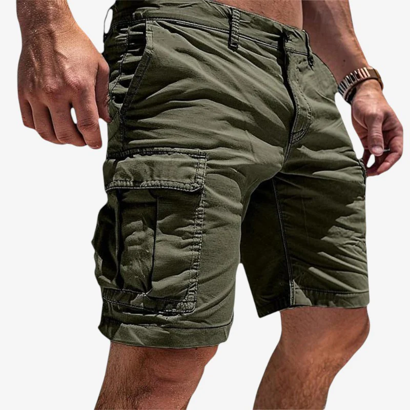 Short pour homme arrivant au genou et doté de plusieurs poches