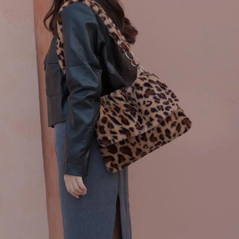 Sac à épaule en fausse fourrure avec poche zippée - Image 11