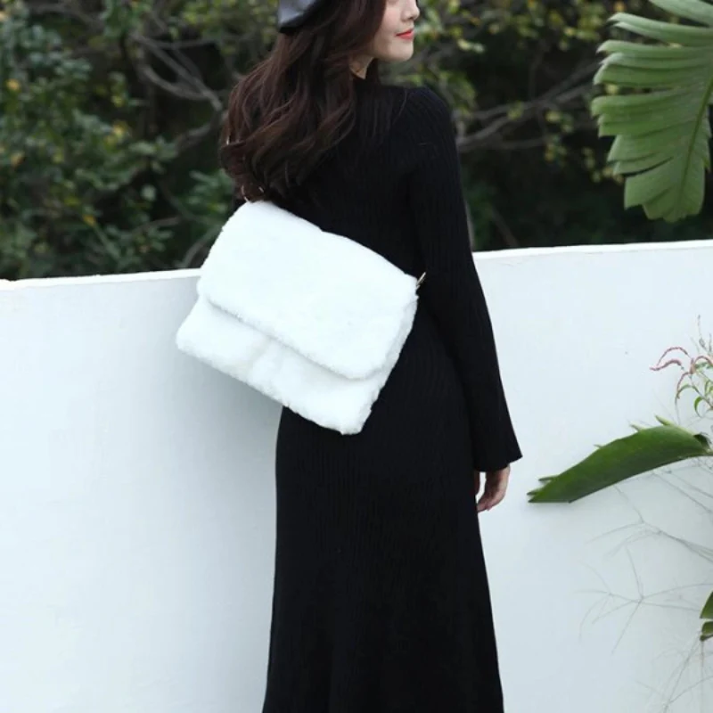 Sac à épaule en fausse fourrure avec poche zippée - Image 12