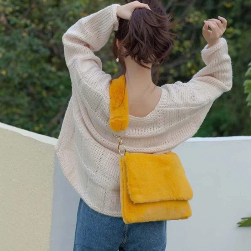 Sac à épaule en fausse fourrure avec poche zippée - Image 15