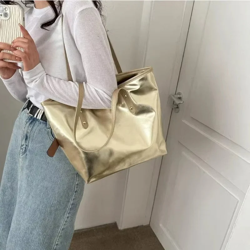 Grand sac cabas d’épaule femme finition métallisée - Image 3