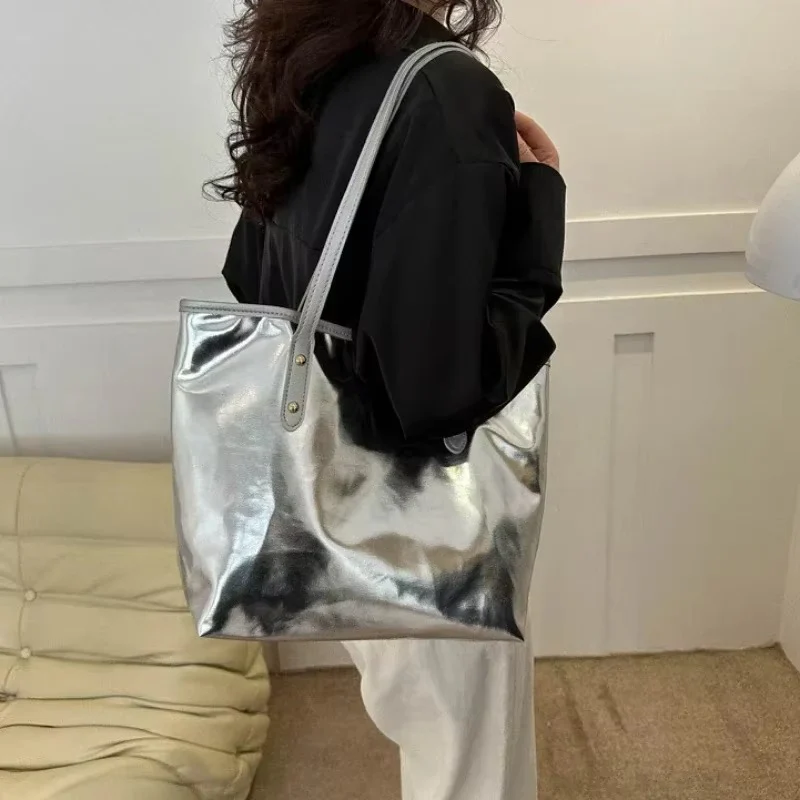 Grand sac cabas d’épaule femme finition métallisée - Image 8