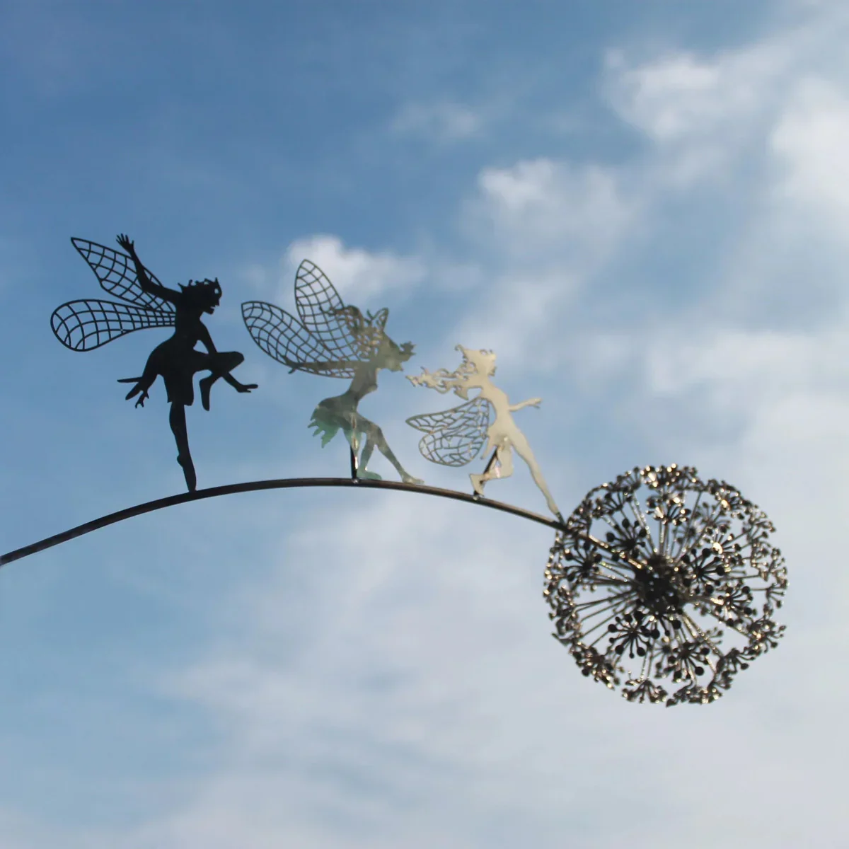 Sculpture Artistique d'une Fée en Mouvement avec Accents de Pissenlit Flottant - Image 3