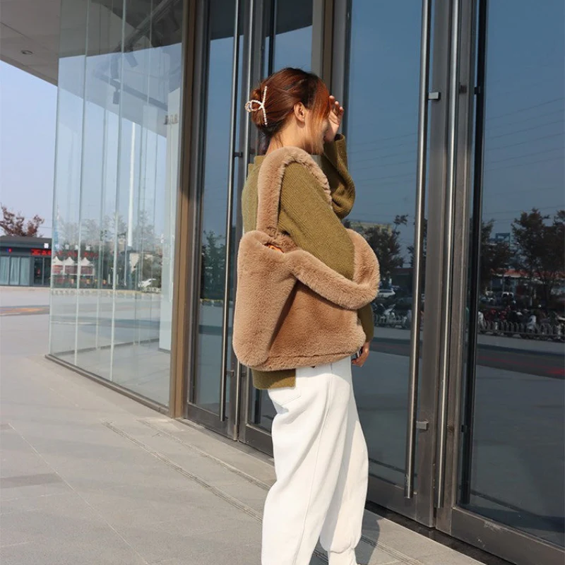 Sac cabas femme grande capacité en fausse fourrure - Image 6